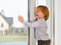 Ребенок около окна